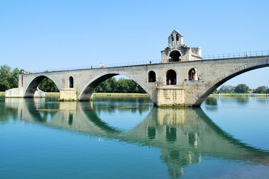 Sur le Pont d'Avignon, on y danse, on y danse...